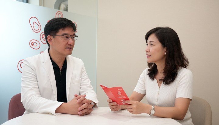 診間醫師說明什麼是PRP的再生原理 醫學圖表顯示什麼是PRP中的生長因子 專業儀器離心萃取什麼是PRP的高濃度血漿