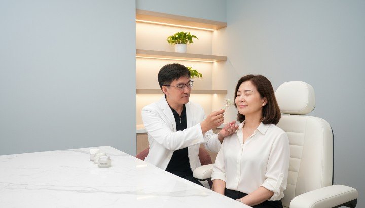 吳紹琥醫師操作海菲秀進行舒壓保養 水飛梭探頭深層清潔毛孔與舒壓保養 客人在法瑞診所享受醫療級舒壓保養 舒壓保養精華液深層導入肌膚底層