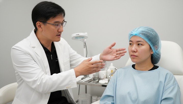 專業醫師正在為患者進行局部痘痘針注射治療。 顯微鏡下觀察囊腫型痘痘適合施打痘痘針之狀態。 施打痘痘針後二十四小時臉部紅腫明顯消退對比。