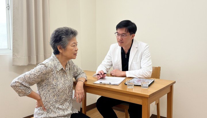 醫師在診間向患者解說男生消除眼袋手術細節 近距離對比臥蠶與男生消除眼袋的構造差異 醫療團隊操作玻尿酸進行男生消除眼袋療程 術後恢復良好的男性患者展現男生消除眼袋成果