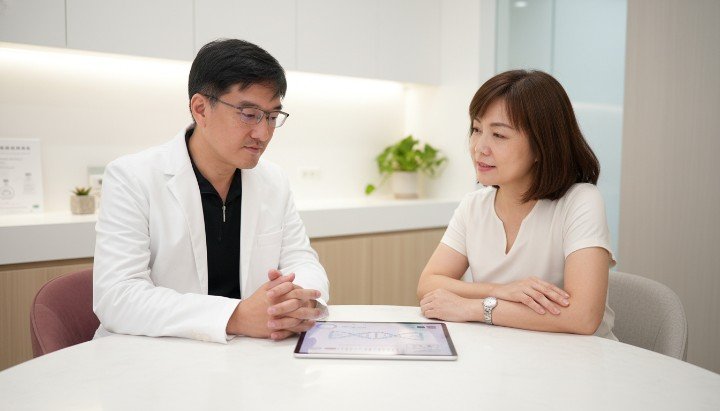 專業醫療人員操作皮膚基因檢測儀器 醫師解析受測者的皮膚基因檢測報告 根據皮膚基因檢測結果推薦保養產品 針對紫外線耐受度的皮膚基因檢測法