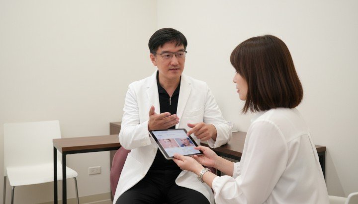 診所環境展示專業諮詢埋線拉提效果 醫師畫線模擬臉部微創埋線拉提效果 線材特寫說明PDO強力支撐埋線拉提效果 患者術後即刻呈現自然埋線拉提效果